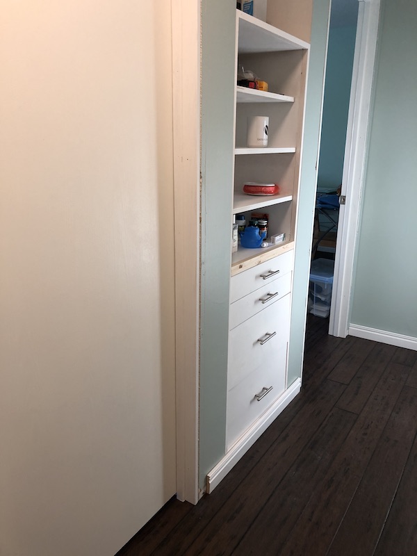 The hallway cabinet has drawers.